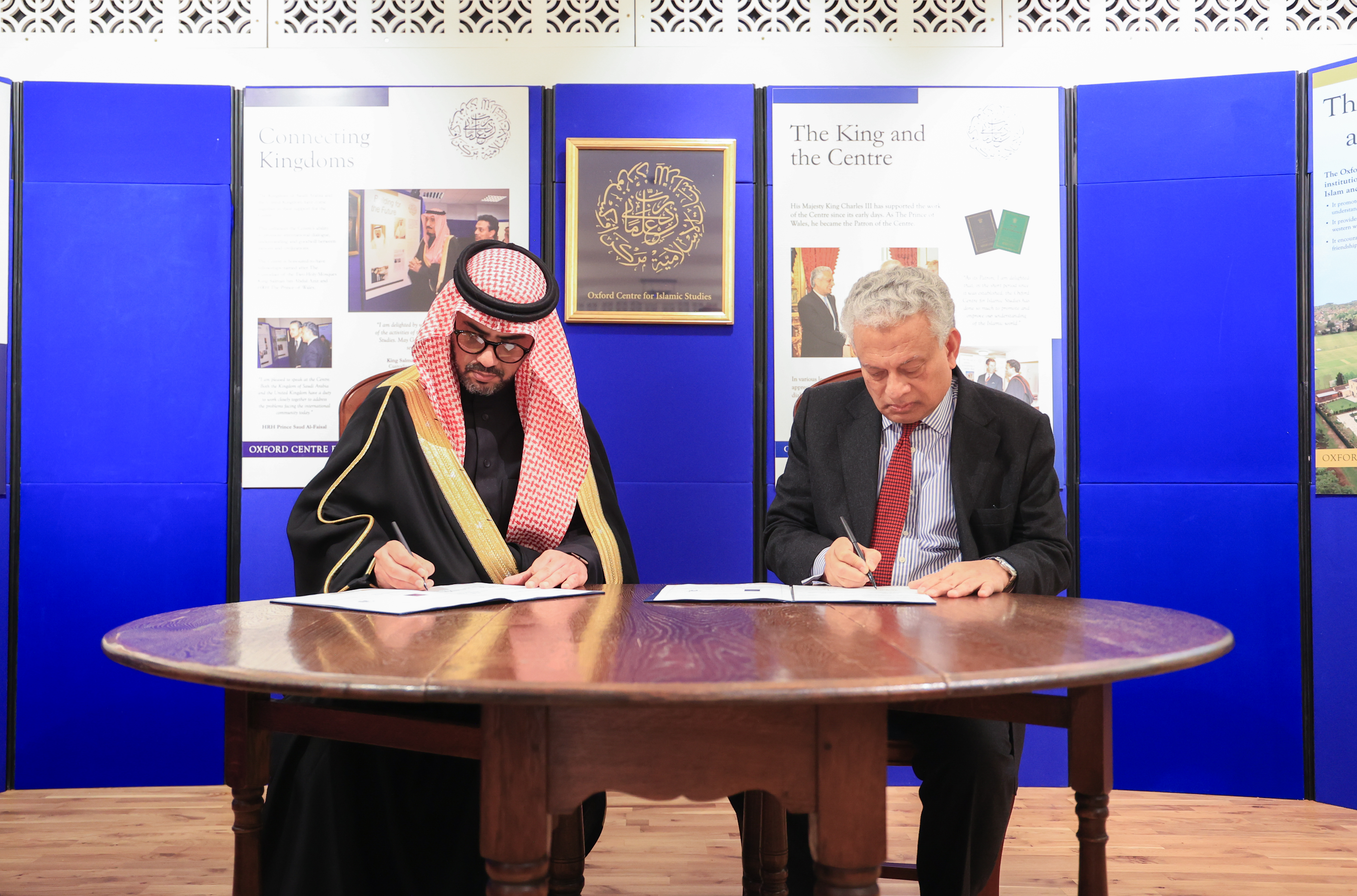 رئيس ⁧‫الجامعة الإسلامية‬⁩ د. صالح بن علي العقلا يوقع اتفاقية شراكة مع مركز أكسفورد للدراسات الإسلامية في بريطانيا.